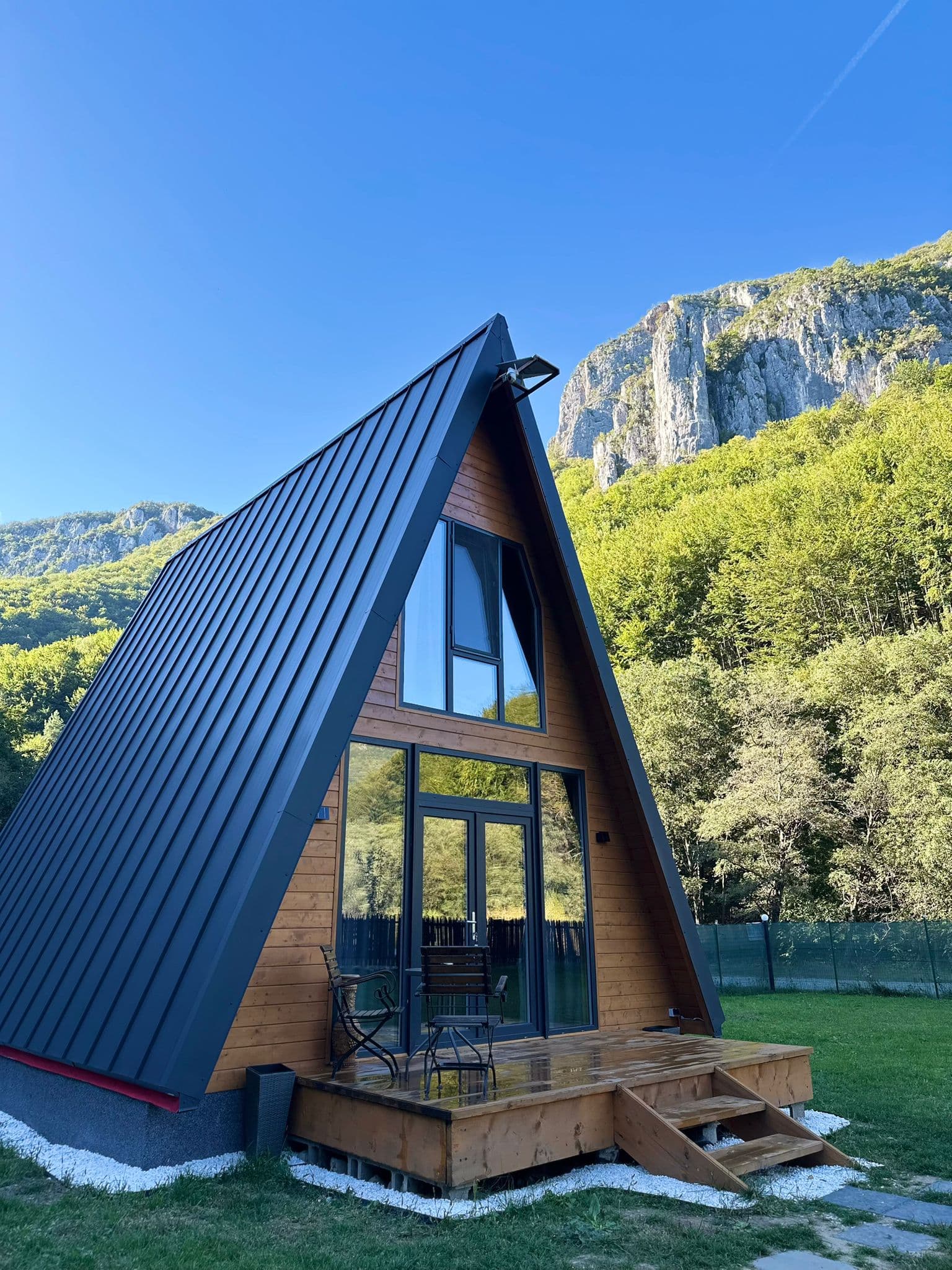 Exteriorul cabanei A-Frame